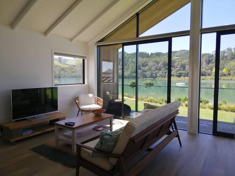 Purangi Waterfront Retreat - 2 Bedroom Cooks Beach Экстерьер фото